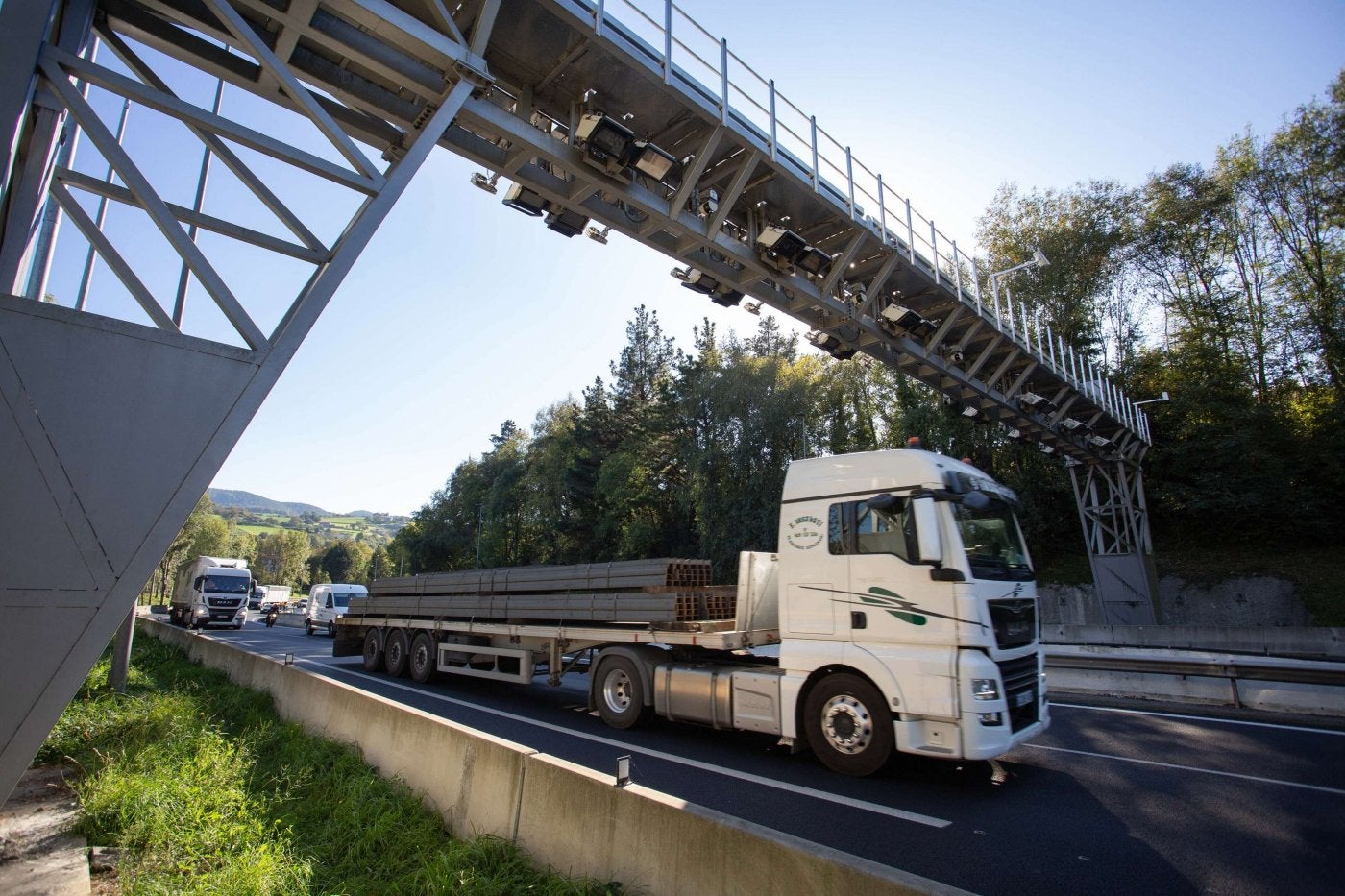 Un millar de camioneros reclama a la Diputación el reintegro de los peajes