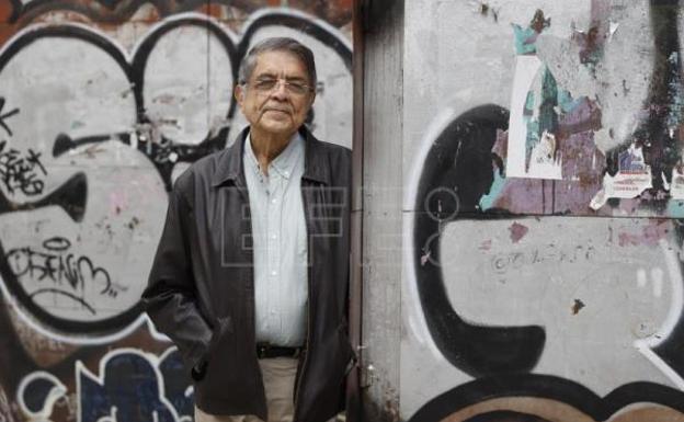 «La literatura no puede derrocar un régimen, pero sí ser el mosquito que lo irrita»