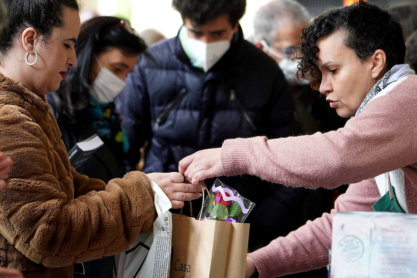 El público abarrota la feria del libro en Donostia