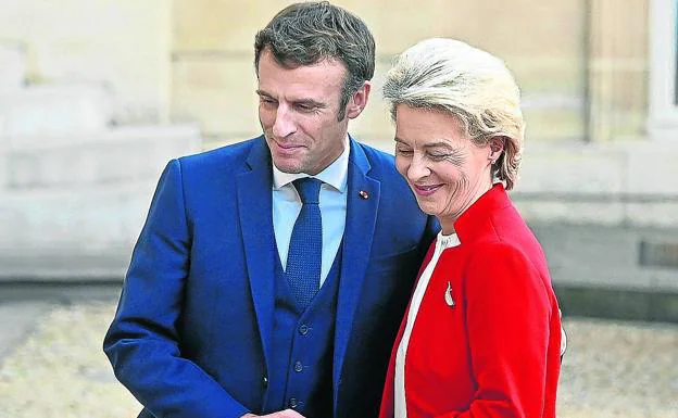 The French president, Emmanuel Macron, and the president of the European Commission, Ursula von der Leyen. 