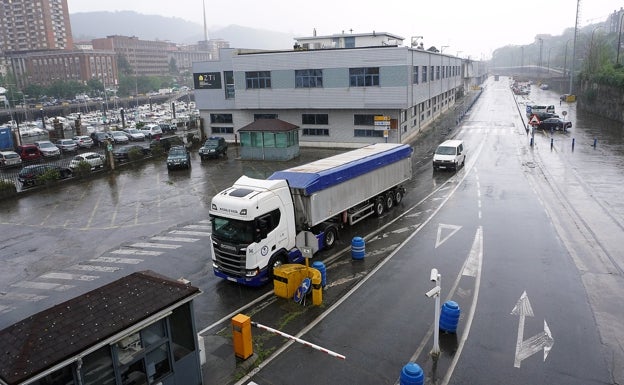 El tráfico de mercancías de Pasaia se resiente en marzo por la huelga del transporte