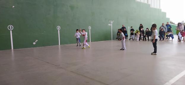 Haurren pilota partiduek gaur hartzen dute martxa berriro