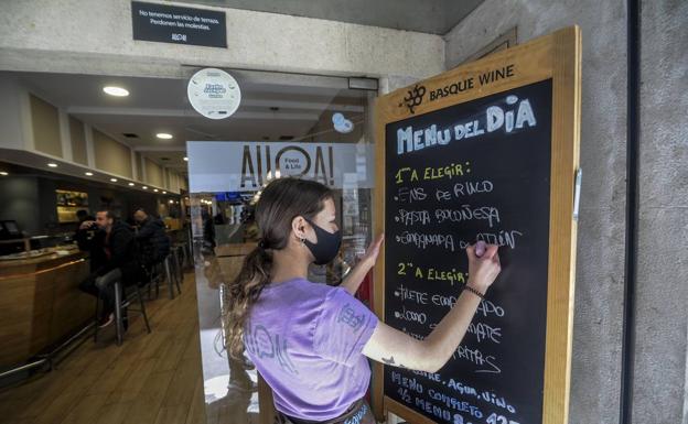 Los hosteleros de Gipuzkoa juzgan «absurda e inútil» la propuesta de Sanidad de retirar el vino de los menús