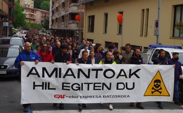 Trabajadores de CAF Beasain se movilizan en apoyo a las víctimas del amianto