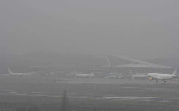 La niebla obliga a desviar siete vuelos con destino Bilbao