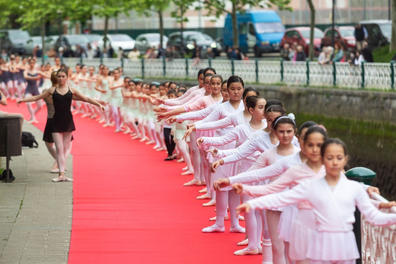 Mucha clase en la barandilla de Irun