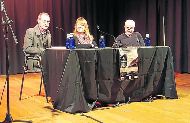 Éxito de la presentación del libro 'La Bajamar' en Antxo