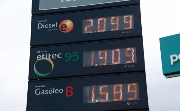 Price panel at a gas station in Gipuzkoa on March 10, with diesel exceeding the barrier of two euros. 