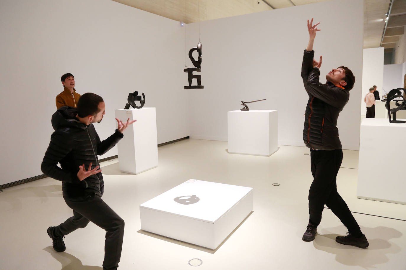 Kukai dialoga con Chillida y Oteiza en la exposición de San Telmo