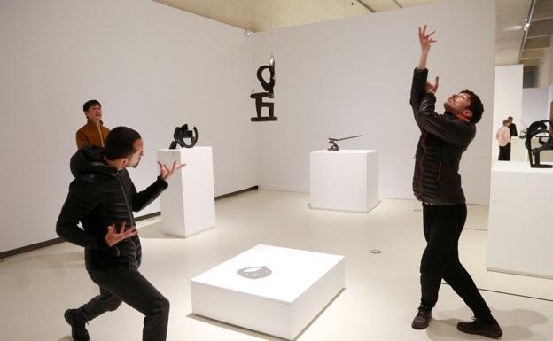 Kukai dialoga con Chillida y Oteiza en la exposición de San Telmo