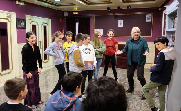 Maria Dolores Agirre berpiztu dute Errezilgo neska-mutikoek