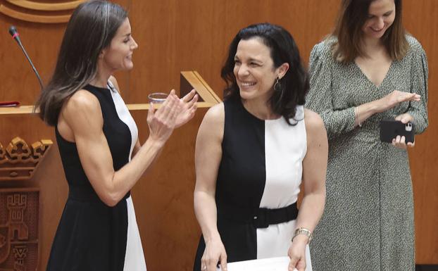 El vestido bicolor de 49,9 euros de la reina Letizia... y una de las premiadas