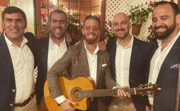 Polémica en las redes por una foto de Iker Muniain en la Feria de Abril