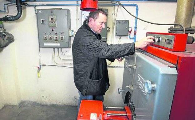 El Parlamento reclama soluciones para los vecinos con calderas comunitarias