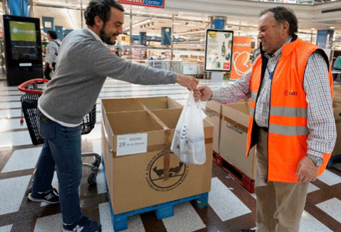 «Hay mucha necesidad y siempre que puedo ayudo»