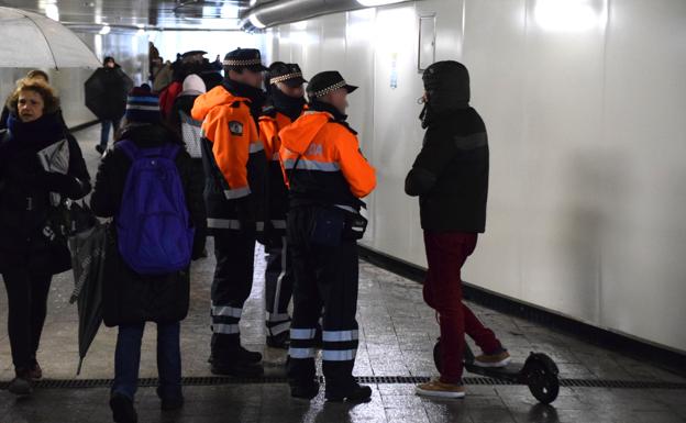 La campaña de control de patinetes y bicis se salda con 34 multas por circular por la acera