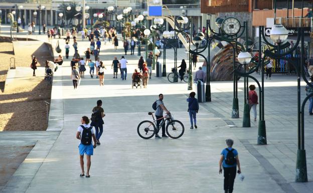 Detenido tras robar móviles y un patinete a un grupo de menores en la playa de Zarautz