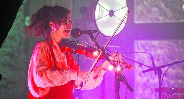 La voz y música de Maite Larburu inundaron el caserío de Chillida Leku