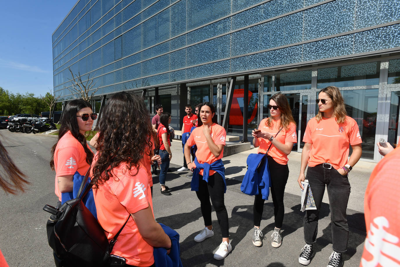 Las jugadoras del Super Amara Bera Bera visitan la redacción de EL DIARIO VASCO