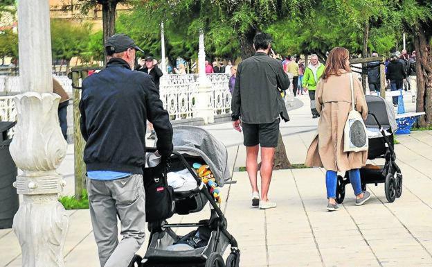 La mitad de los vascos tiene menos hijos de los deseados por motivos económicos y laborales