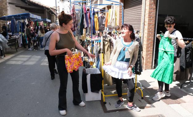 El mercadillo y el concierto de Alarma Morea ambientaron la mañana del domingo en Eitza