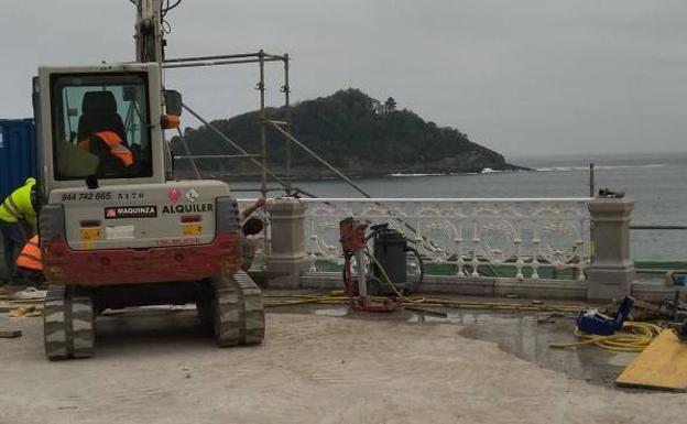 Comienza la colocación de los nuevos tramos de barandilla de La Concha