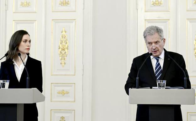 Prime Minister Sanna Marin and Finnish President Sauli Niinisto announce their support for NATO entry. 