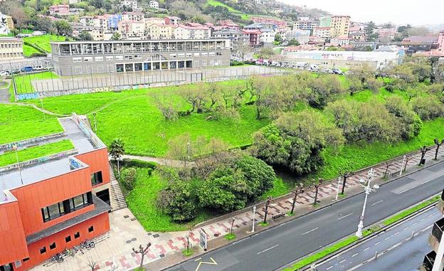 Una prolongación del monte con plaza, terrazas y zonas ajardinadas