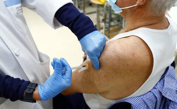 Tres donostiarras mayores de 75 años reciben la cuarta dosis dentro de un ensayo europeo