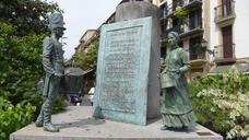 Donostia da la bienvenida a la aguadora en la plaza Sarriegi