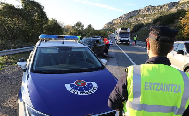 ¿Tienes la ITV al día? La Ertzaintza eleva los controles, con multas de hasta 200 euros