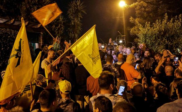 Hezbollah supporters listen to the assessments of former Minister Gibran Bassil after the Lebanese legislative.