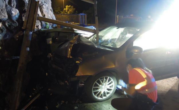 Herido grave un joven de Zestoa tras colisionar contra un muro en Atallu