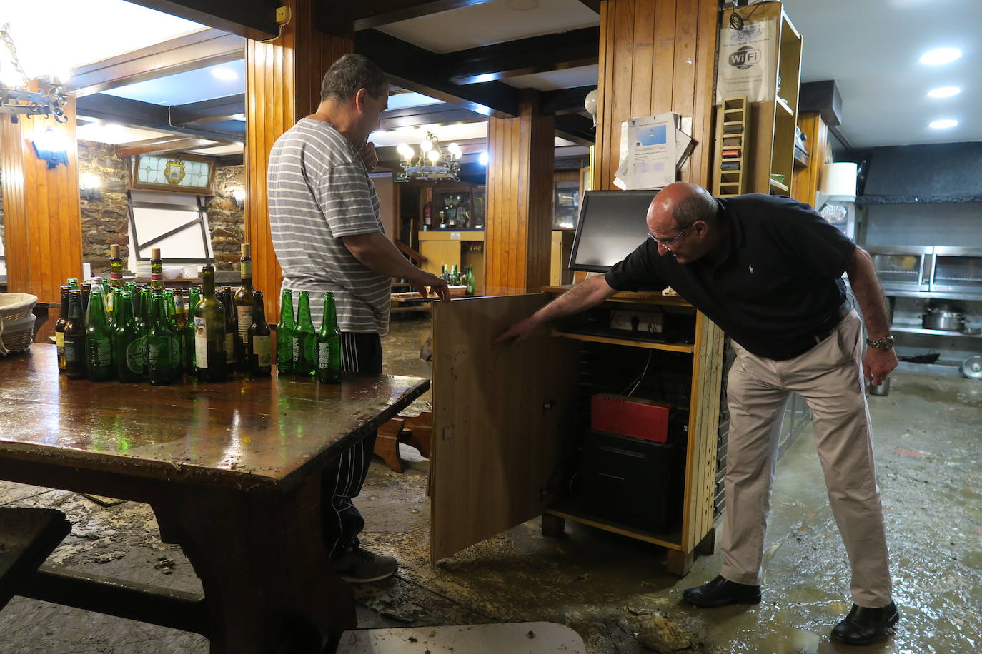 «Caía agua de las paredes y levantaba las baldosas; en diez minutos llegó a la altura de las mesas»