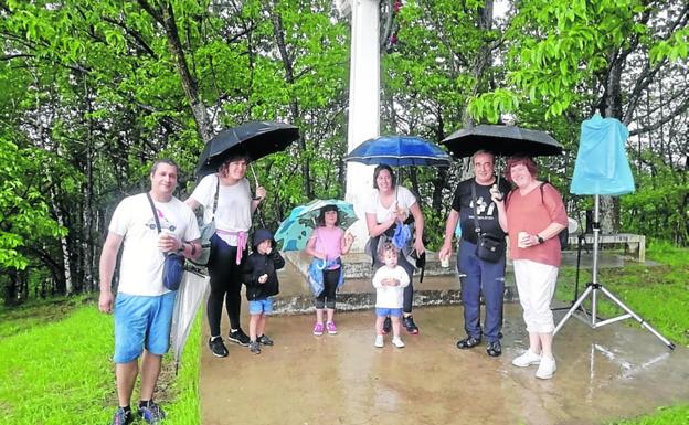 Euri zaparradak ez du galarazi Munuandiko erromeria