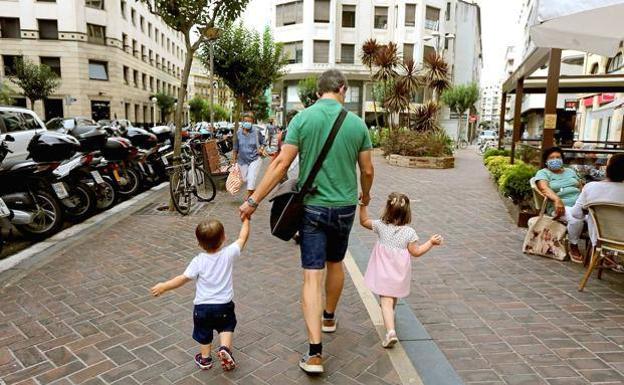 Euskadi contará desde 2023 con una ayuda directa de 200 euros al mes por hijo hasta los tres años