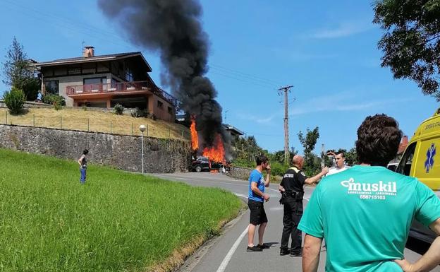 Herida una mujer en el accidente de un coche que ha terminado en llamas en Oiartzun