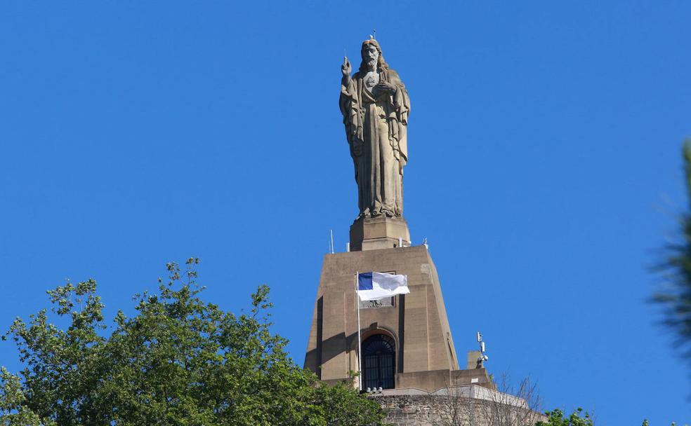 Vuelve a ondear once años después la bandera de San Sebastián