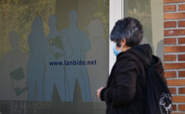 Lanbide cierra la puerta al uso obligatorio de la huella digital para evitar el fraude de la RGI