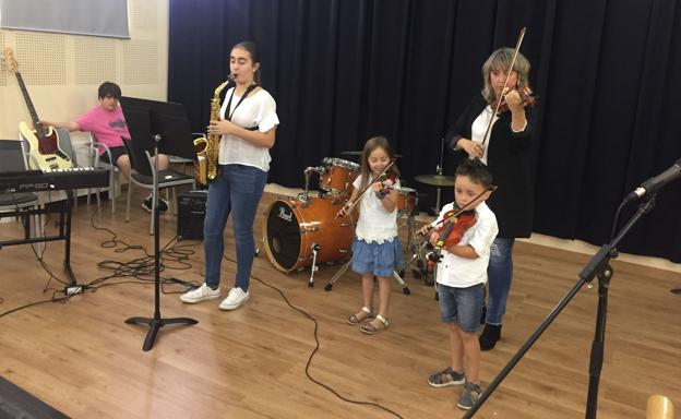 Arrasate Musikaleko familien arteko kontzertua bihar entzungai Kulturaten