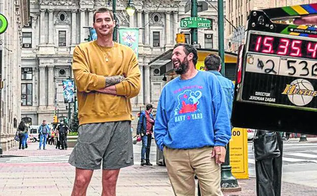 Juancho Hernangómez and Adam Sandler, during the filming of the movie 'Garra' ('Hustle').