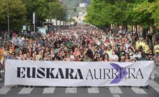 Miles de personas reivindican por las calles de Donostia el uso del euskera