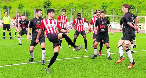 El empate con el Zarautz y el triunfo del Eibar relegan al Haundi al tercer lugar