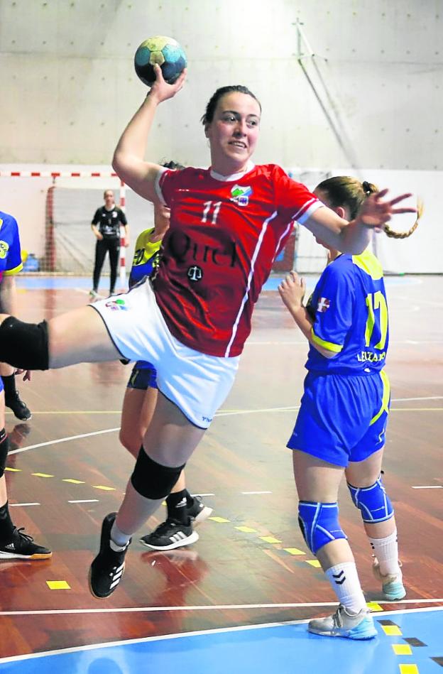 Las sénior de balonmano cayeron por la mínima en el derbi contra el Leizaran