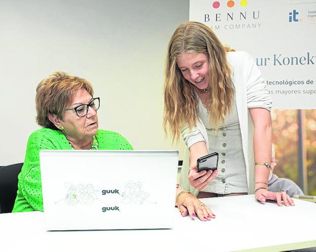 Universitarios de Leinn ayudarán a mayores a superar la brecha digital