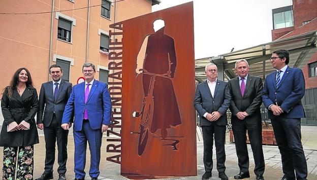 Inauguran una escultura de Arizmendiarrieta en Bilbao en el 25 aniversario de MU
