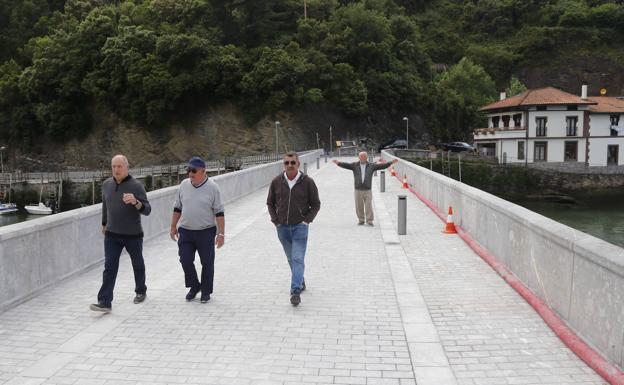 El puente de Deba se reabre a los peatones