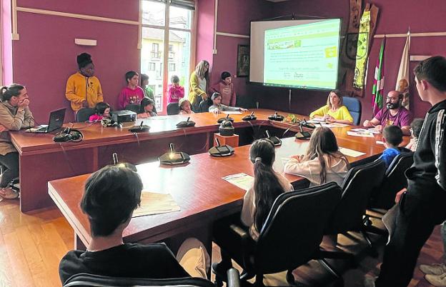 Los alumnos de la localidad presentaron en el ayuntamiento el informe de Eskola Agenda 2030