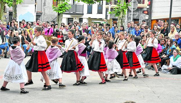 Dantza-Soka eskaini zuten udalkideek Igokunde Egunean