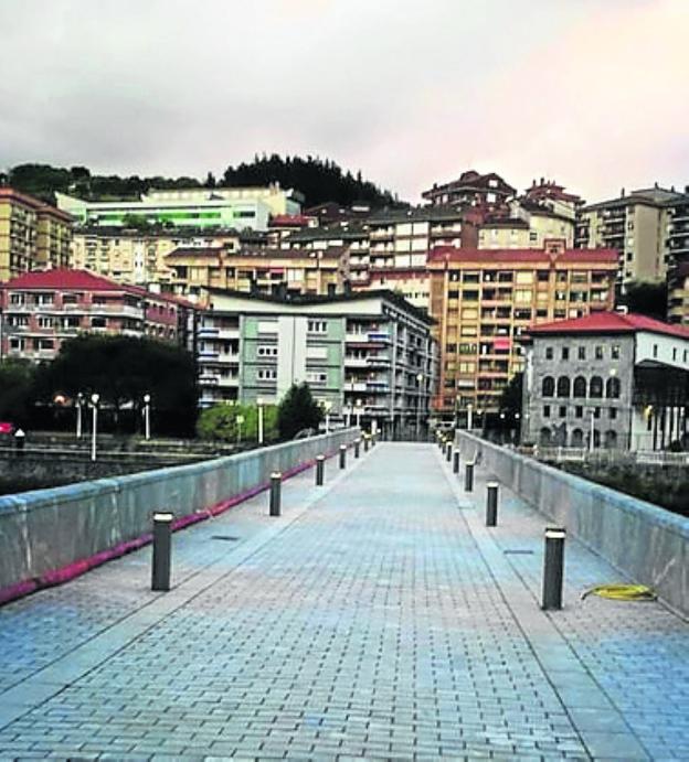 La reapertura del puente antiguo sobre el Deba alivia a los usuarios